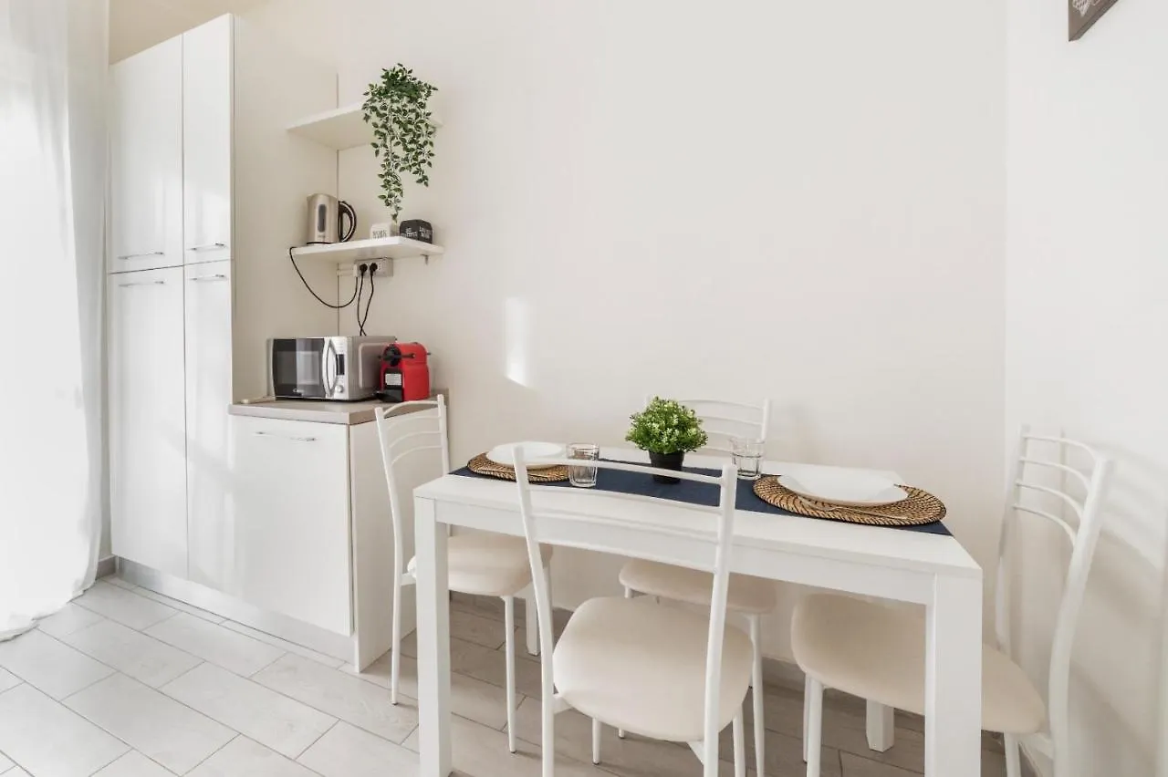 Piazza Tripoli Bright Apartment Milan