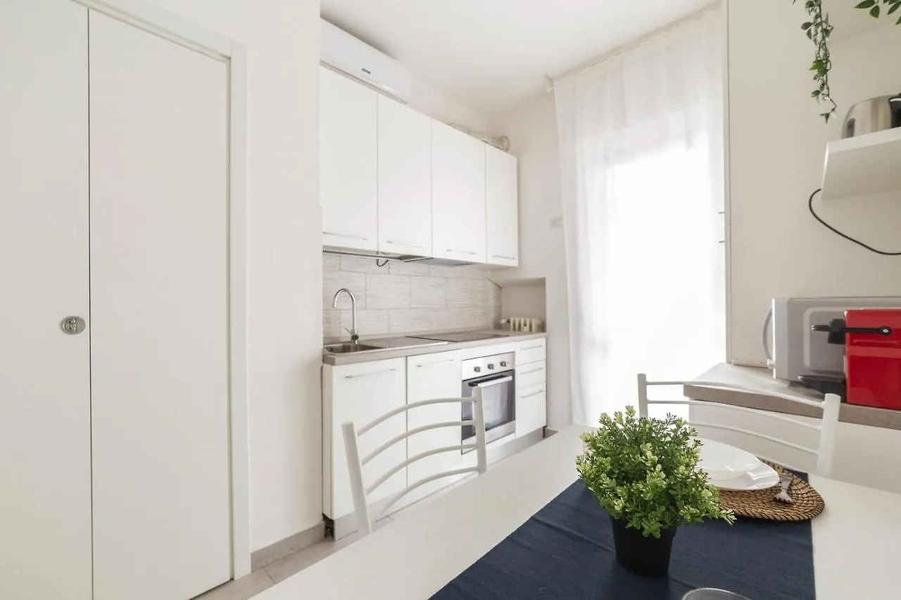 Piazza Tripoli Bright Apartment Milan