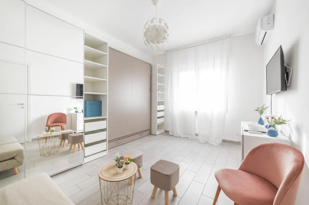 Piazza Tripoli Bright Apartment Milan