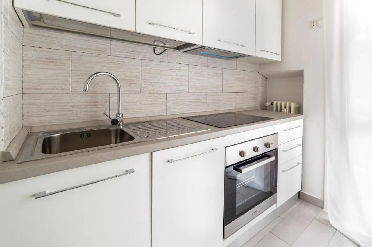 Piazza Tripoli Bright Apartment Milan